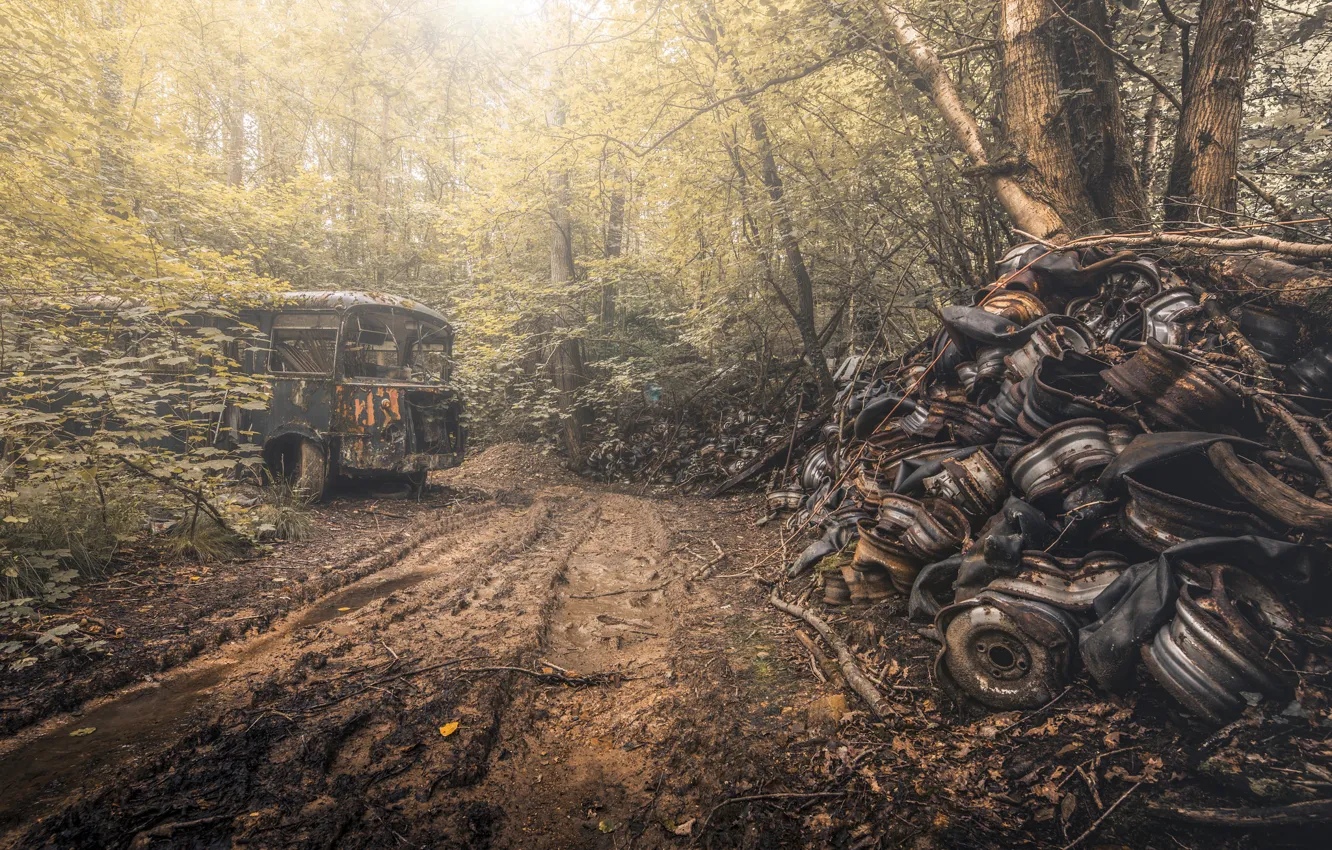 Фото обои дорога, свалка, автобус