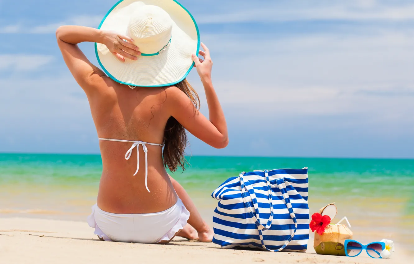 Фото обои пляж, девушка, океан, отдых, отпуск, очки, шляпка, сумка