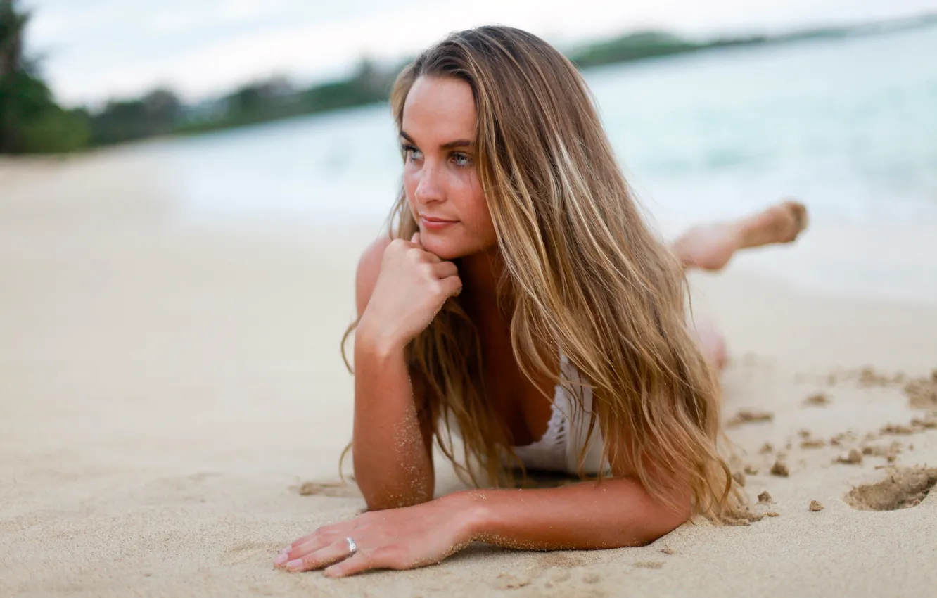 Фото обои песок, пляж, девушка, лицо, волосы