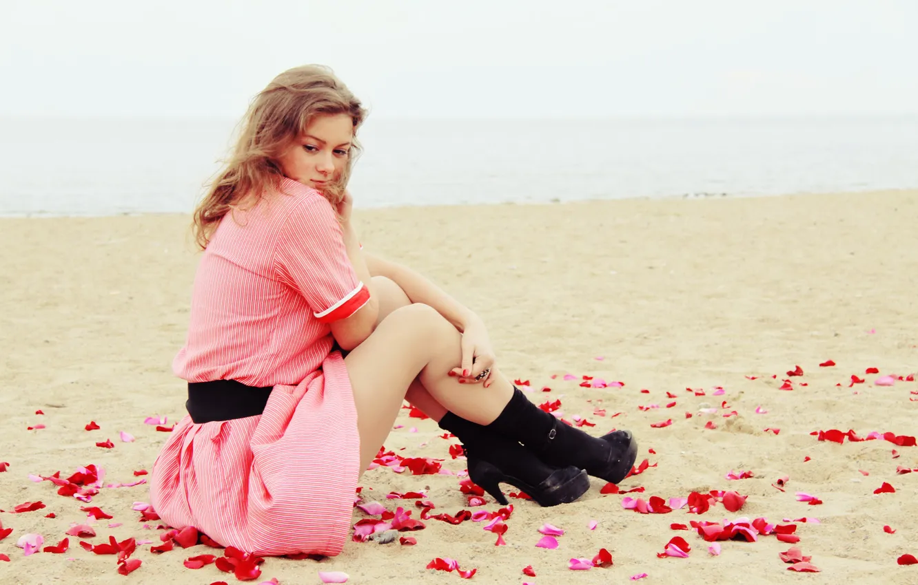 Фото обои пляж, платье, розовое, пояс, сапожки, лепестки роз, чувство, застенчивость