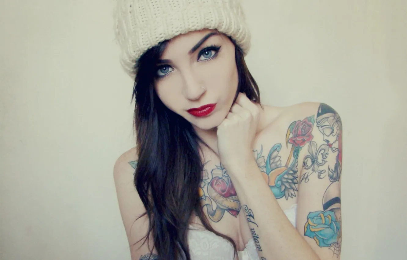Фото обои глаза, взгляд, шапка, Девушка, брюнетка, татуировки