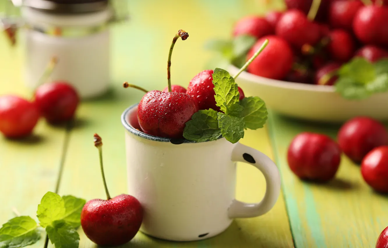 Фото обои капли, ягоды, кружка, красные, мята, вишни