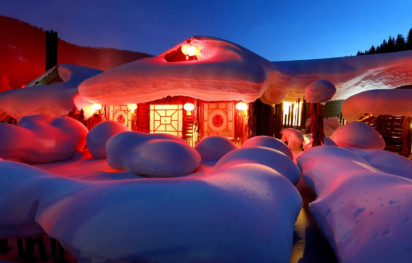 Фото обои зима, снег, огни, дом, Новый Год, сугроб