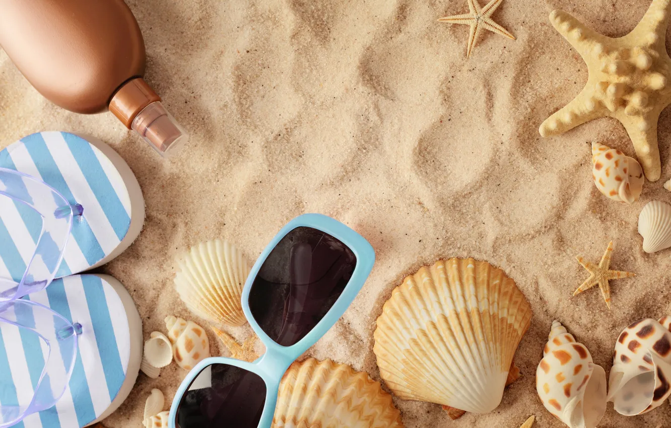 Фото обои песок, пляж, лето, отдых, очки, ракушки, summer, beach