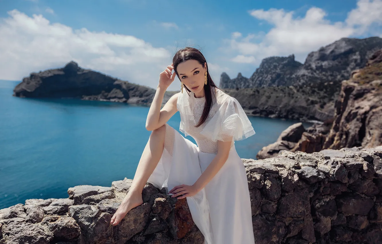 Фото обои взгляд, девушка, поза, скалы, белое платье, Крым, Чёрное море, Сергей Найбич
