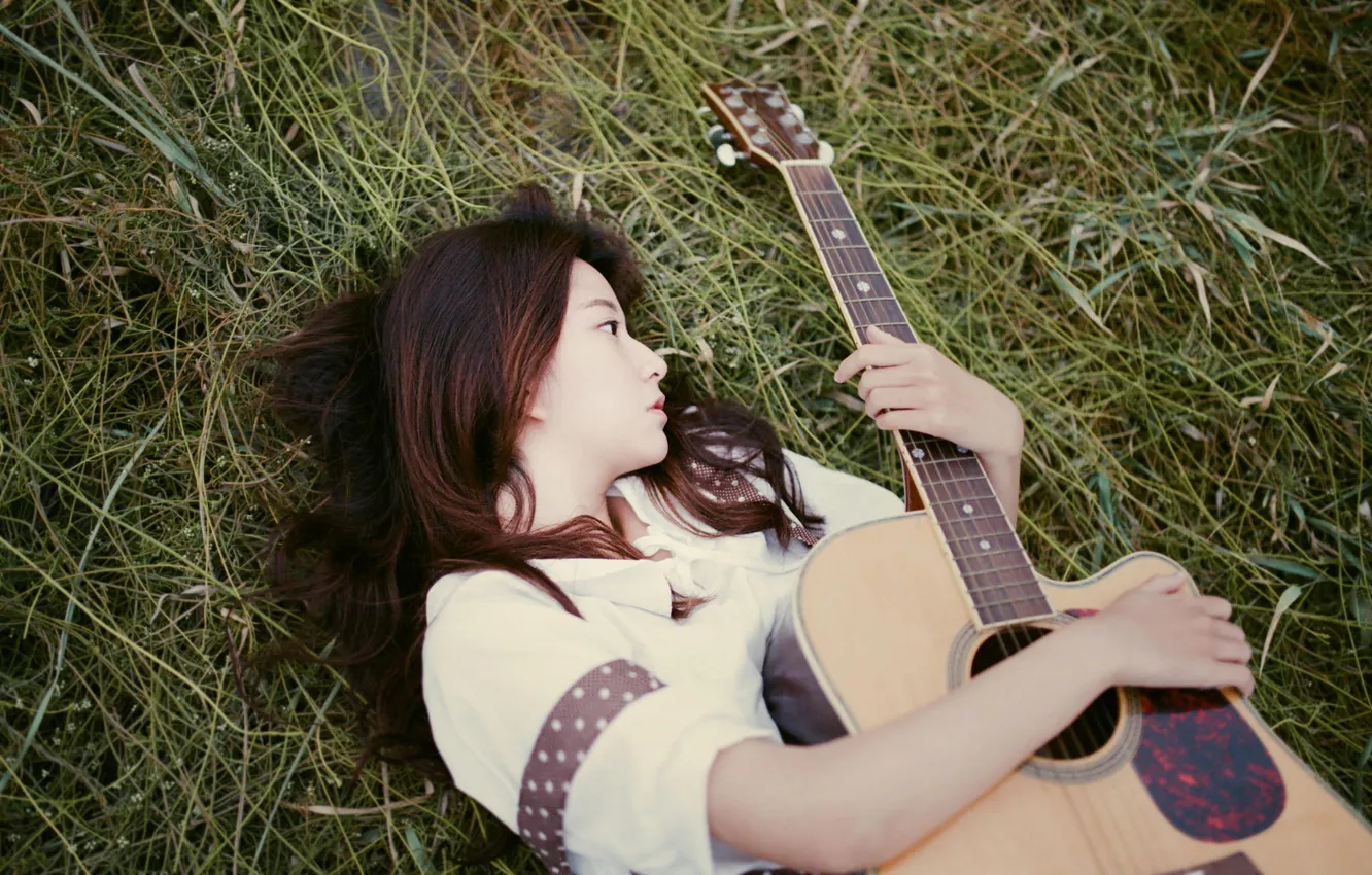 Фото обои трава, девушка, лежит, гитарa