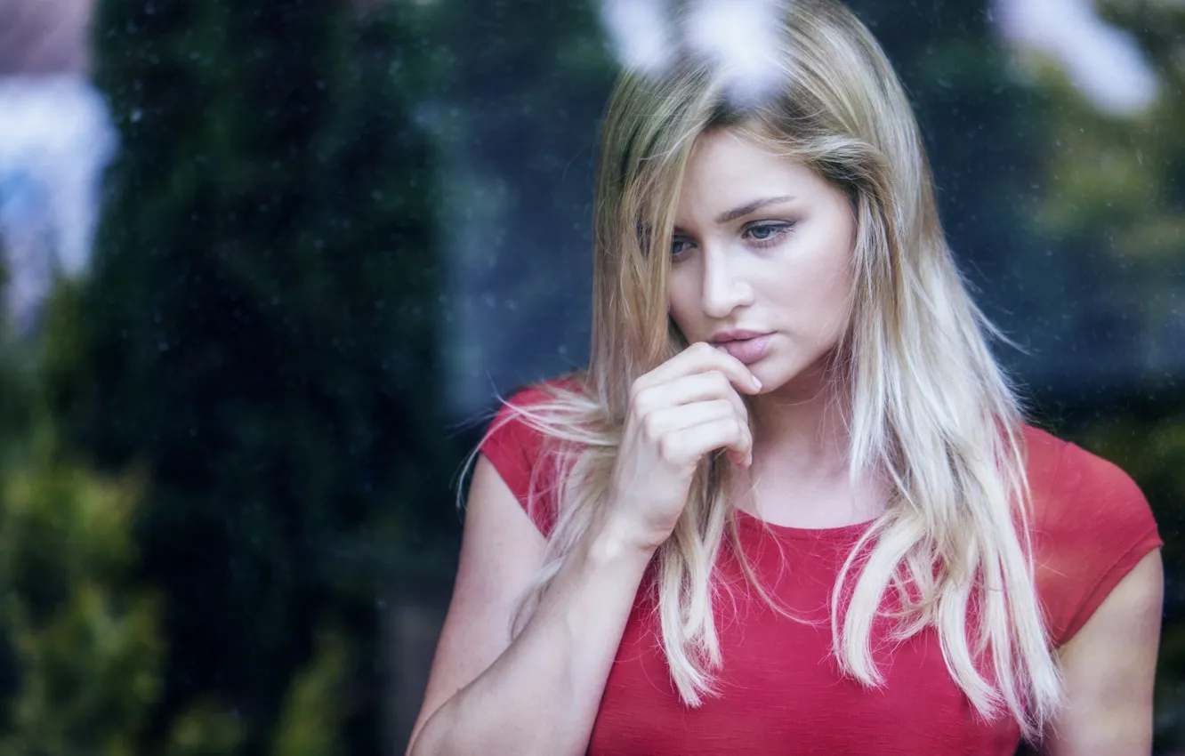 Фото обои грусть, взгляд, стекло, девушка, фон, волосы