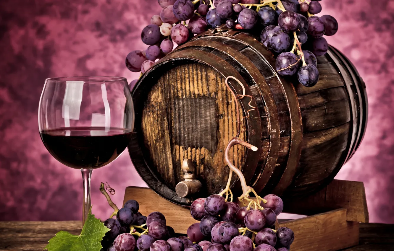 Фото обои красный, ягоды, вино, бокал, виноград, напиток, бочка, vine