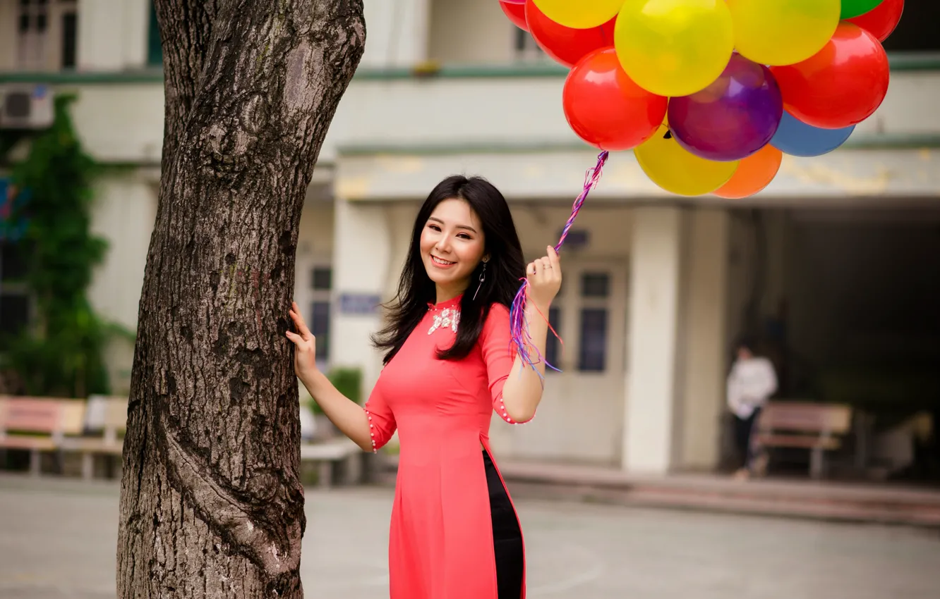 Фото обои девушка, улыбка, настроение, платье, азиатка, воздушные шарики, улыбается, вьетнамка