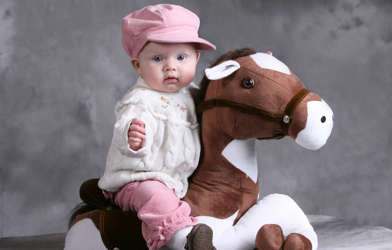 Фото обои дети, фото, шапка, лошадь, игрушка, младенец