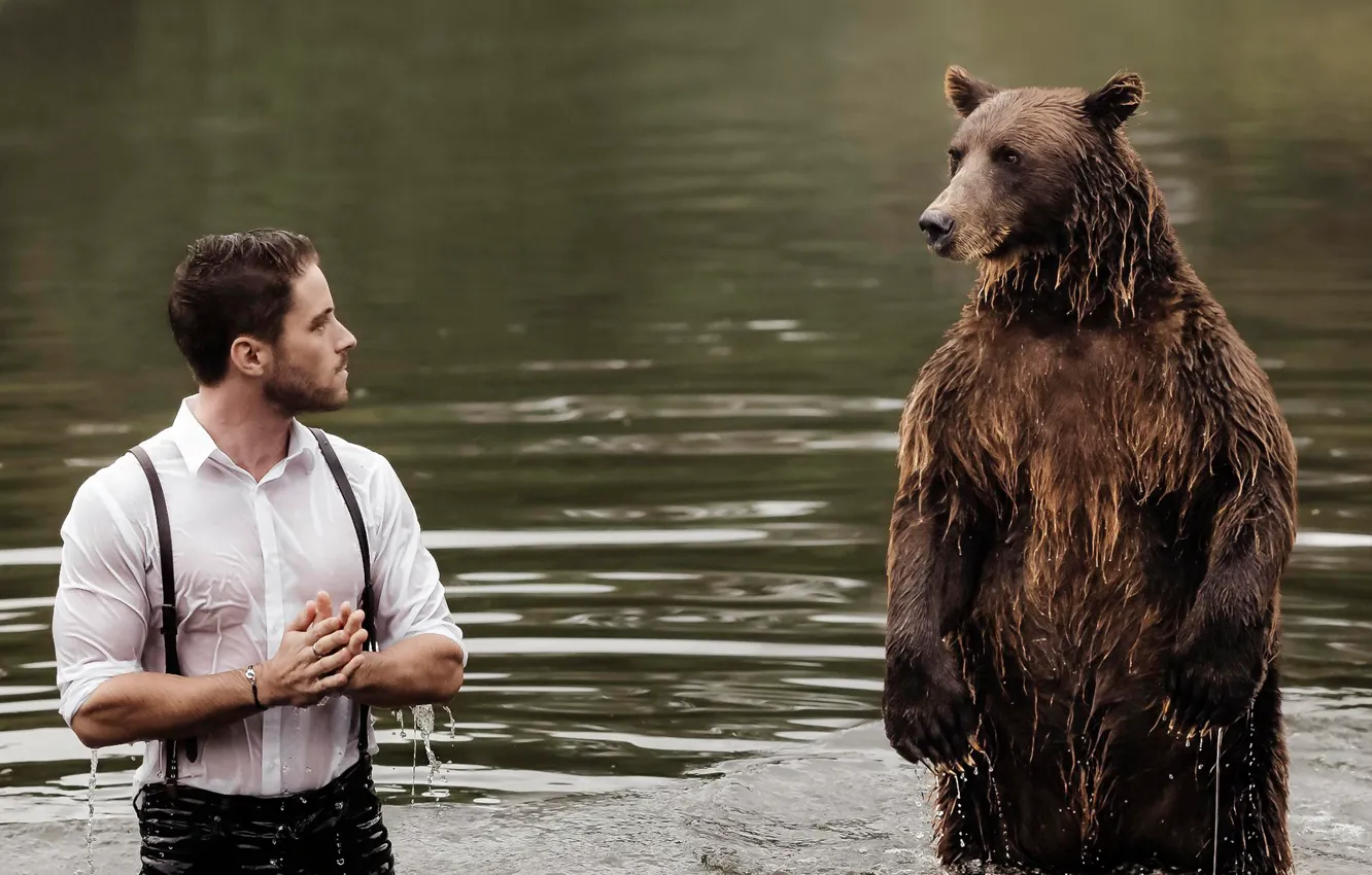 Фото обои вода, встреча, ситуация, медведь, парень, стойка