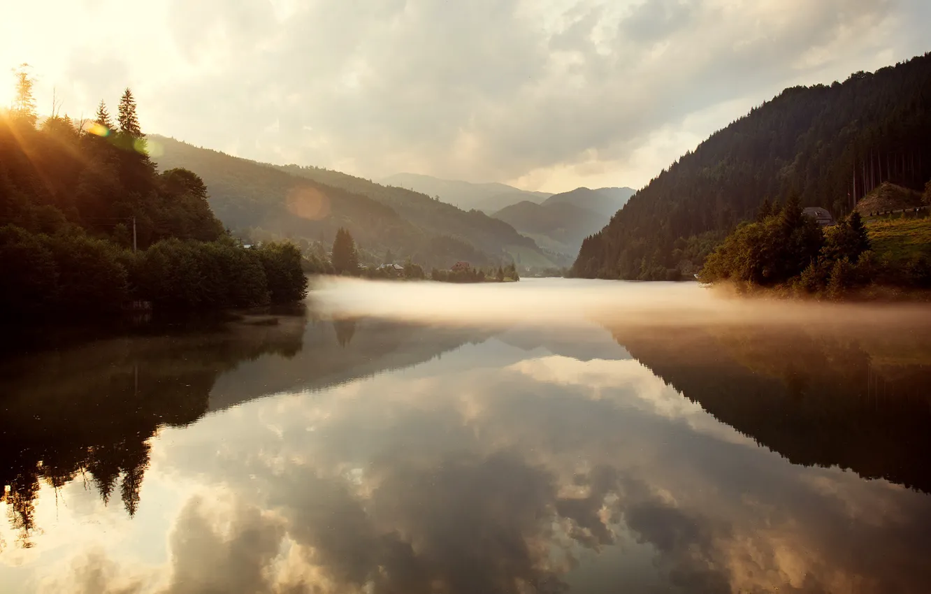 Фото обои вода, облака, деревья, горы, озеро, дома, Природа, Румыния