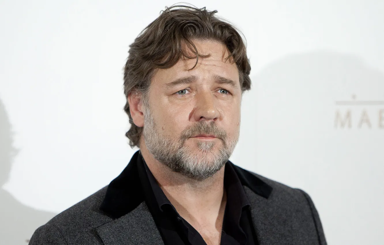Фото обои фон, портрет, костюм, актёр, Рассел Кроу, Russell Crowe