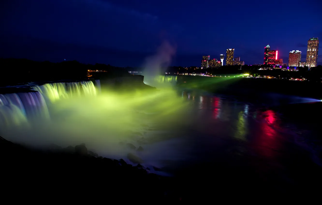 Фото обои свет, ночь, город, огни, река, водопад, дома, США