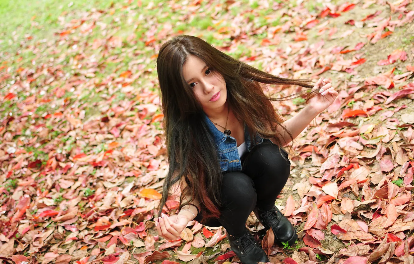 Фото обои осень, листья, лицо, волосы, красотка, девушка восточная