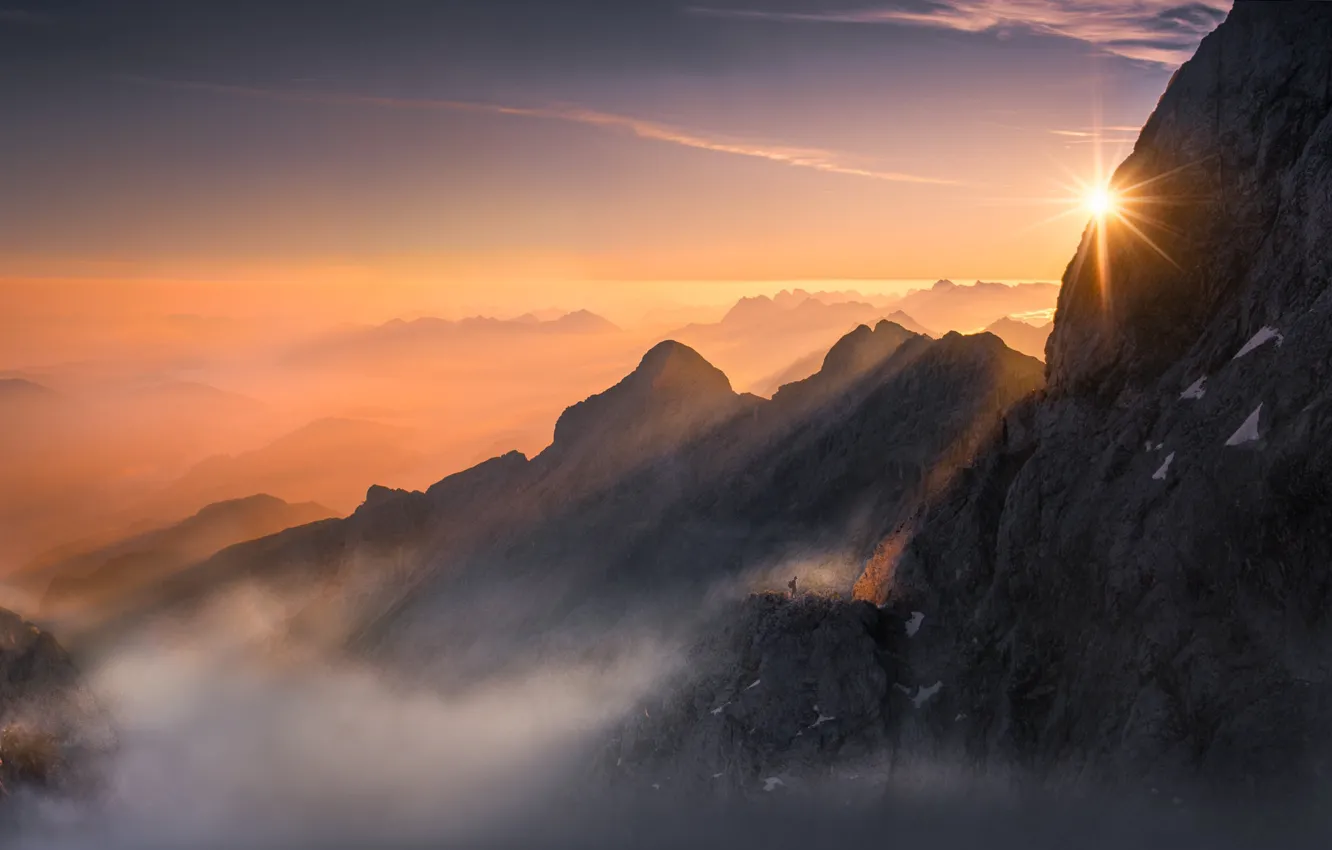 Фото обои солнце, свет, горы, туман, скалы, человек