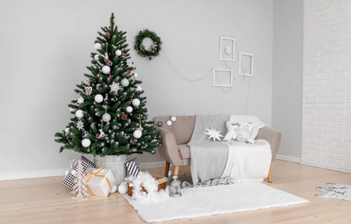 Фото обои зима, шарики, комната, диван, стена, праздник, шары, интерьер