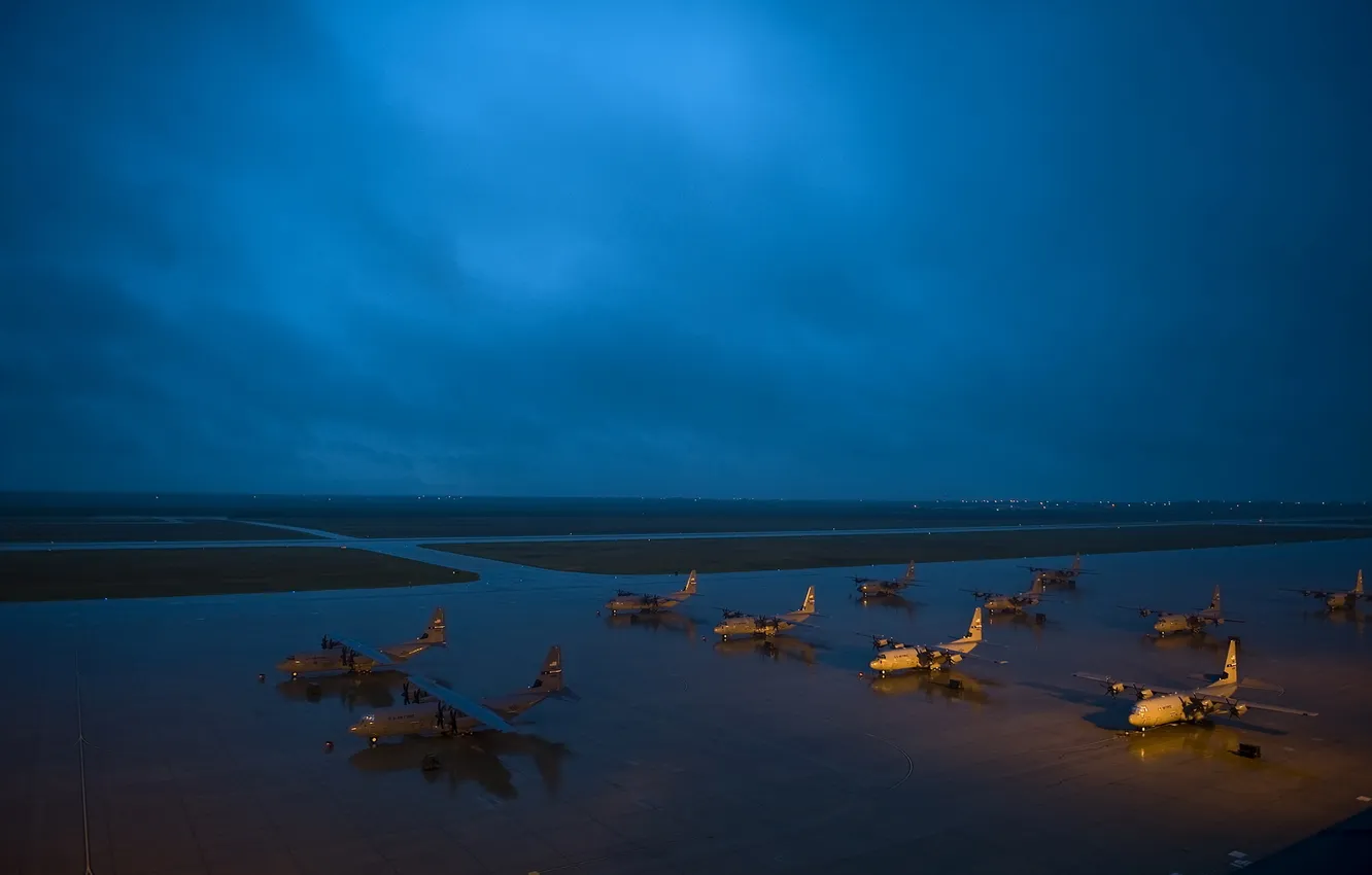 Фото обои ночь, аэродром, самолёты, C-130