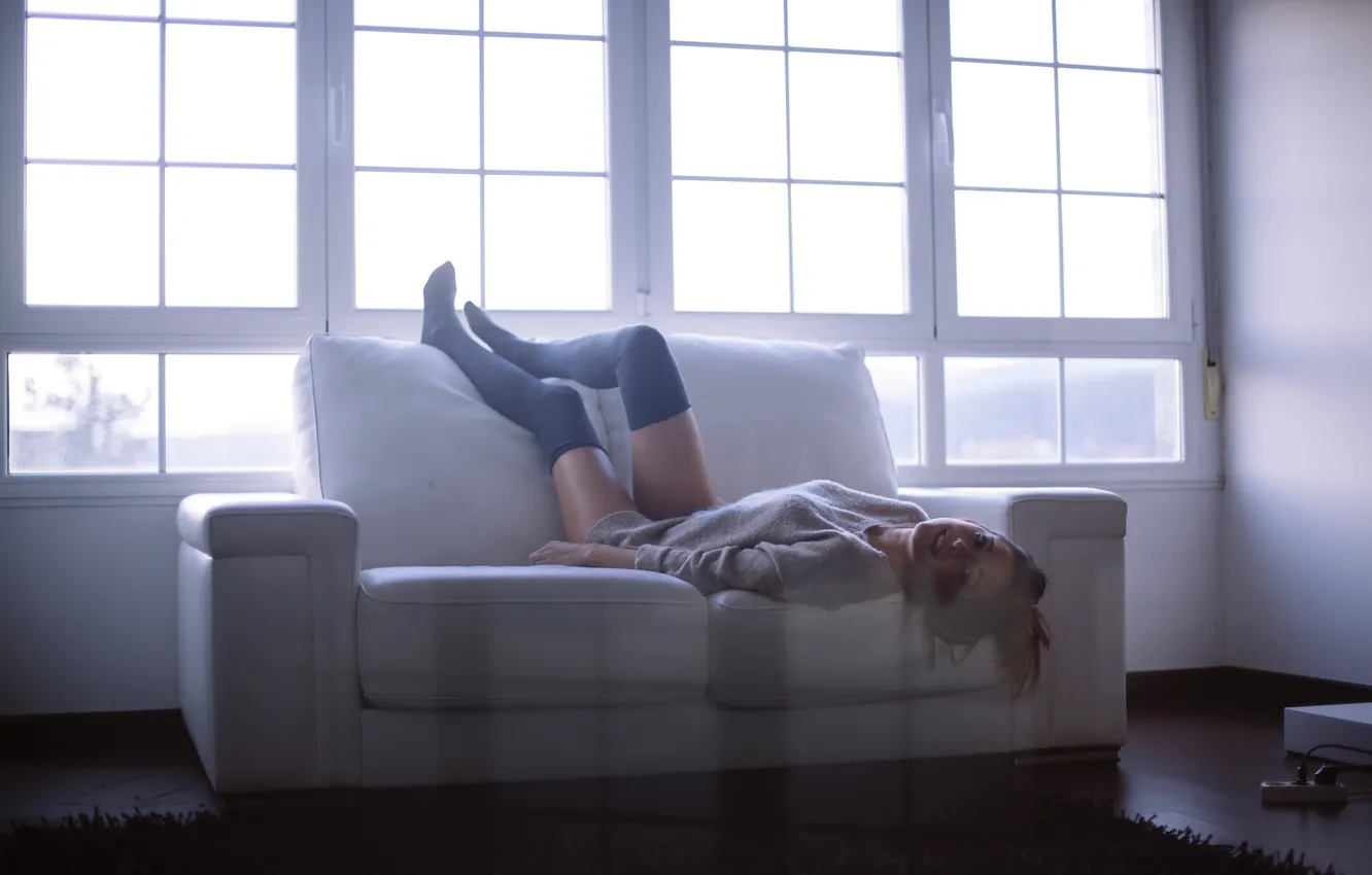 Фото обои девушка, поза, диван, брюнетка, окно, лежит