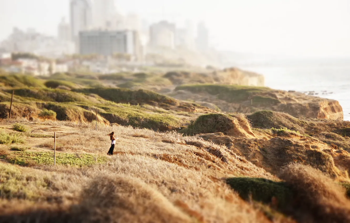 Фото обои девушка, город, ветер, берег