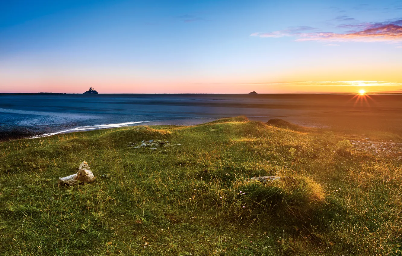 Фото обои море, небо, трава, солнце, лучи, рассвет, побережье, горизонт