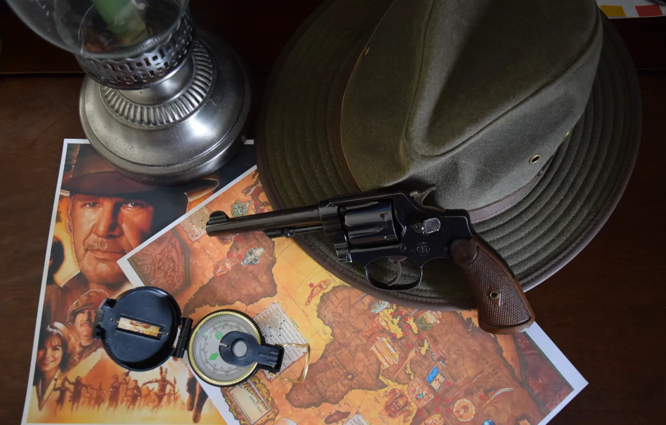 Фото обои оружие, лампа, карта, шляпа, револьвер