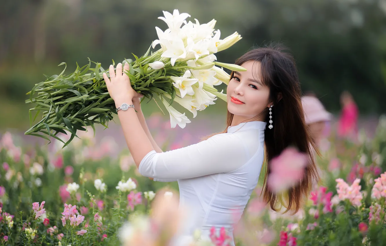 Фото обои девушка, цветы, улыбка, милая, букет, азиатка, боке
