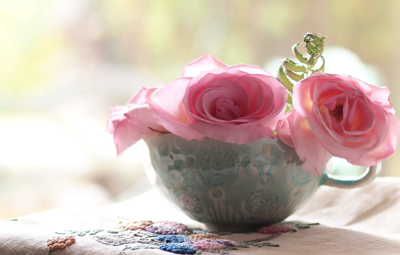 Фото обои цветы, розы, кружка, розовые, салфетка, вышивка