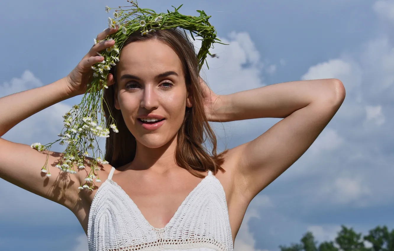 Фото обои cleavage, sky, dress, brown, flowers, crown, clouds, model