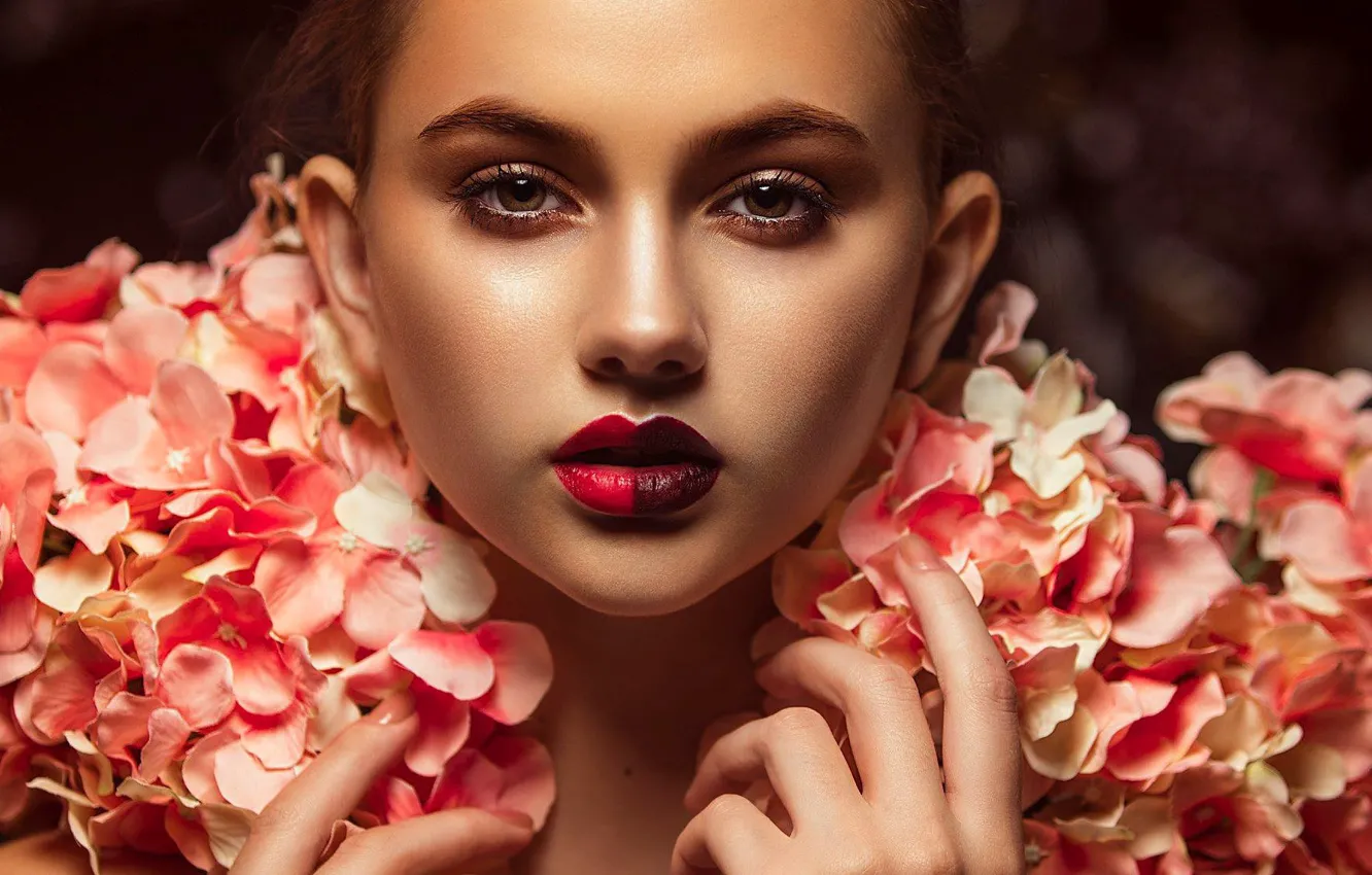 Фото обои girl, eyes, smile, flowers, model, beauty, lips, face