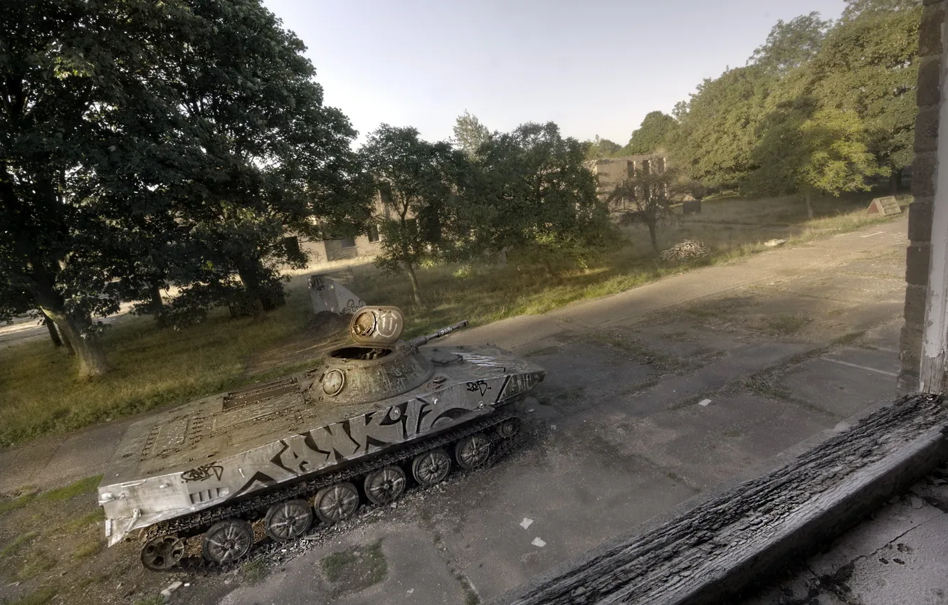 Фото обои gun, window, Tank, abandoned, derelict, lone, Seek &amp; Destroy