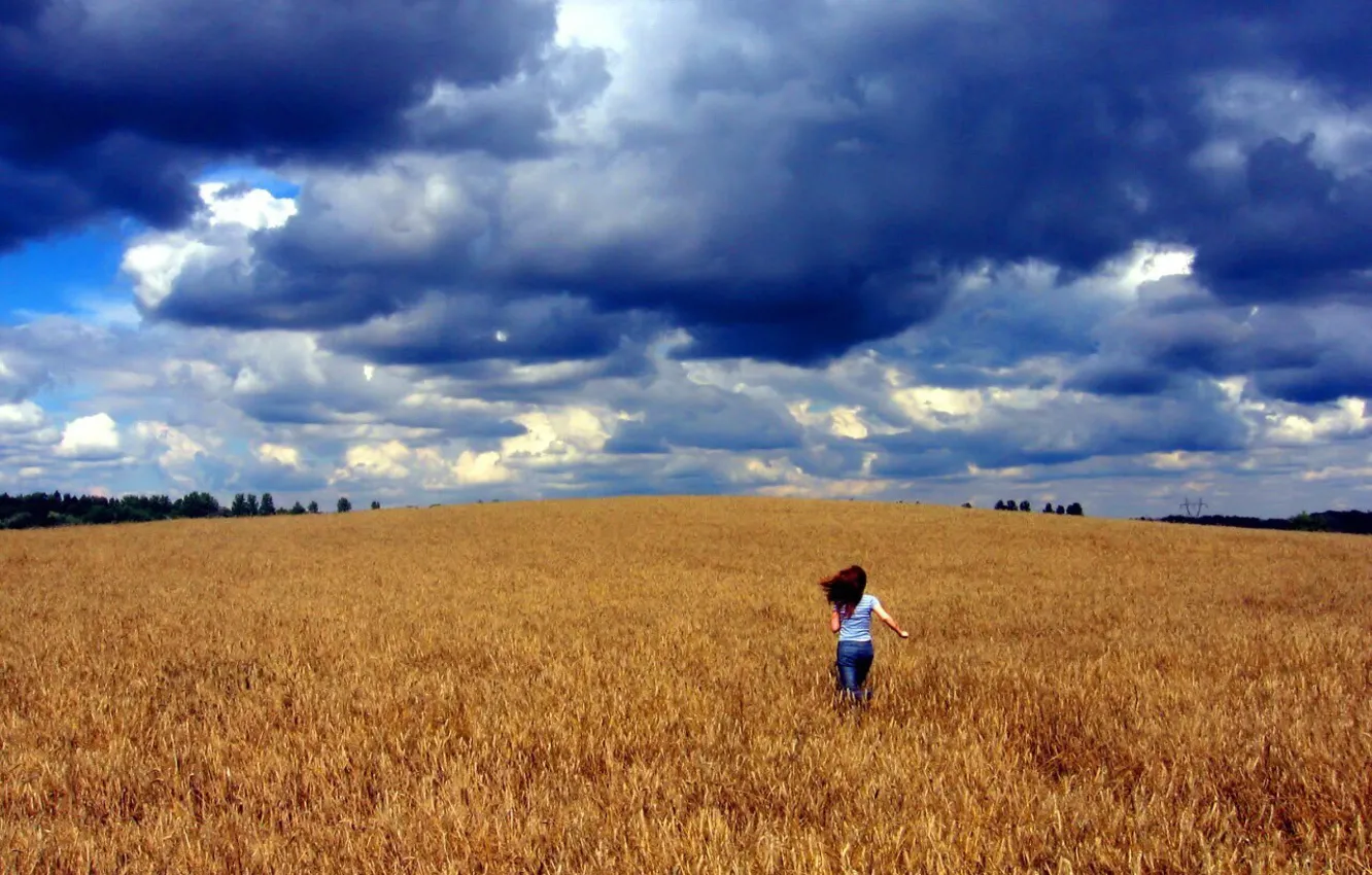 Фото обои поле, гнев, облака, Девушка