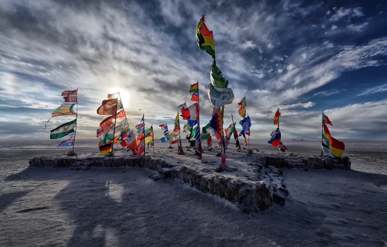 Фото обои lake, Salar de Uyuni, salt, Flags, Bolivia