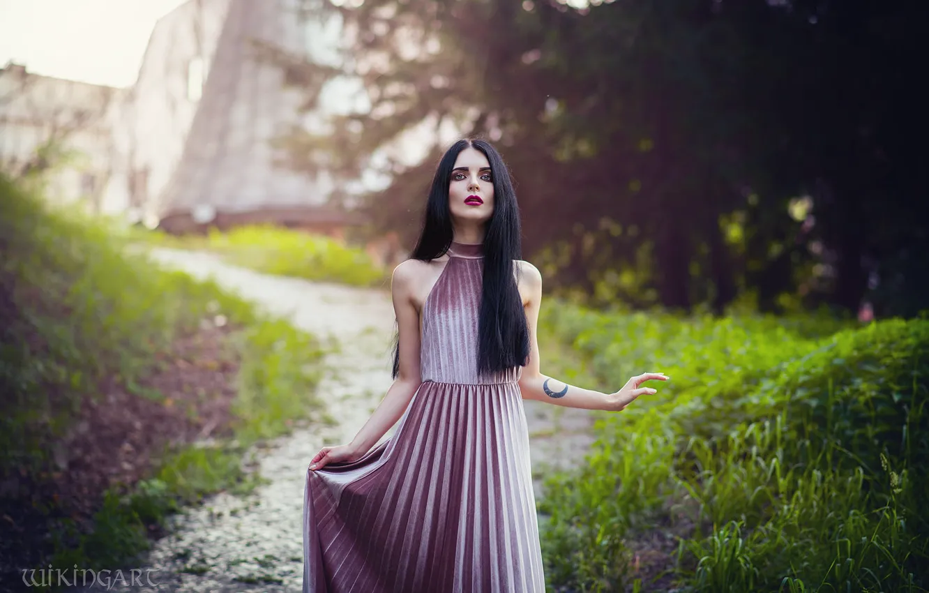 Фото обои взгляд, девушка, природа, поза, стиль, парк, руки, макияж