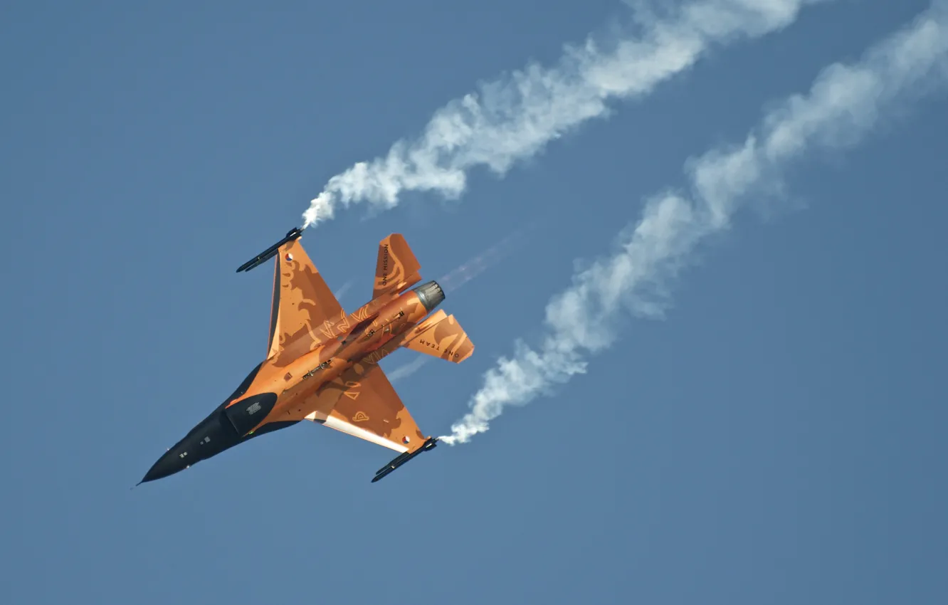 Фото обои небо, самолет, дым, истребитель, вираж, F-16 AM, нидерланды