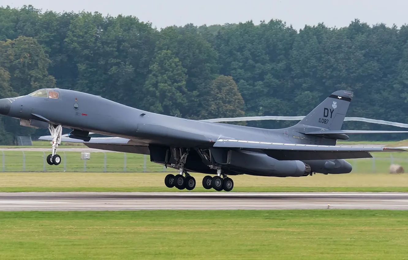 Фото обои USAF, Посадка, B-1 Lancer, ВПП, Эффект Прандтля — Глоерта, Шасси, Стратегический бомбардировщик, B-1B Lancer