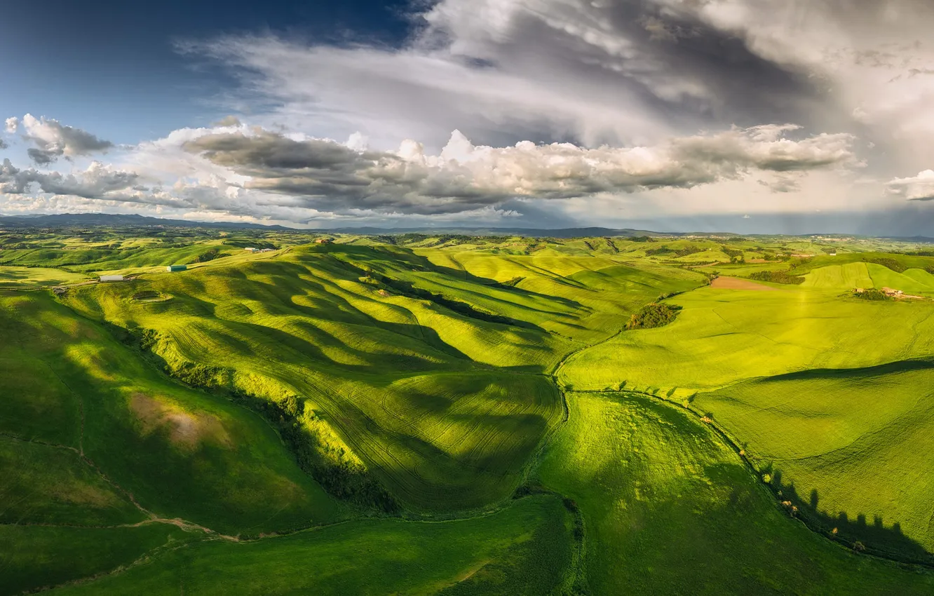 Фото обои дорога, облака, свет, деревья, горы, зеленый, холмы, вид