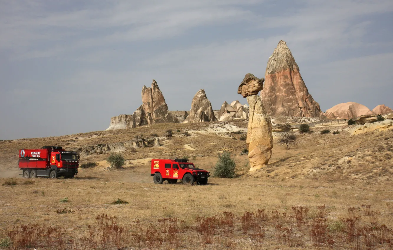 Фото обои скалы, растительность, равнина, внедорожник, грузовик, красные, Renault, Sherpa