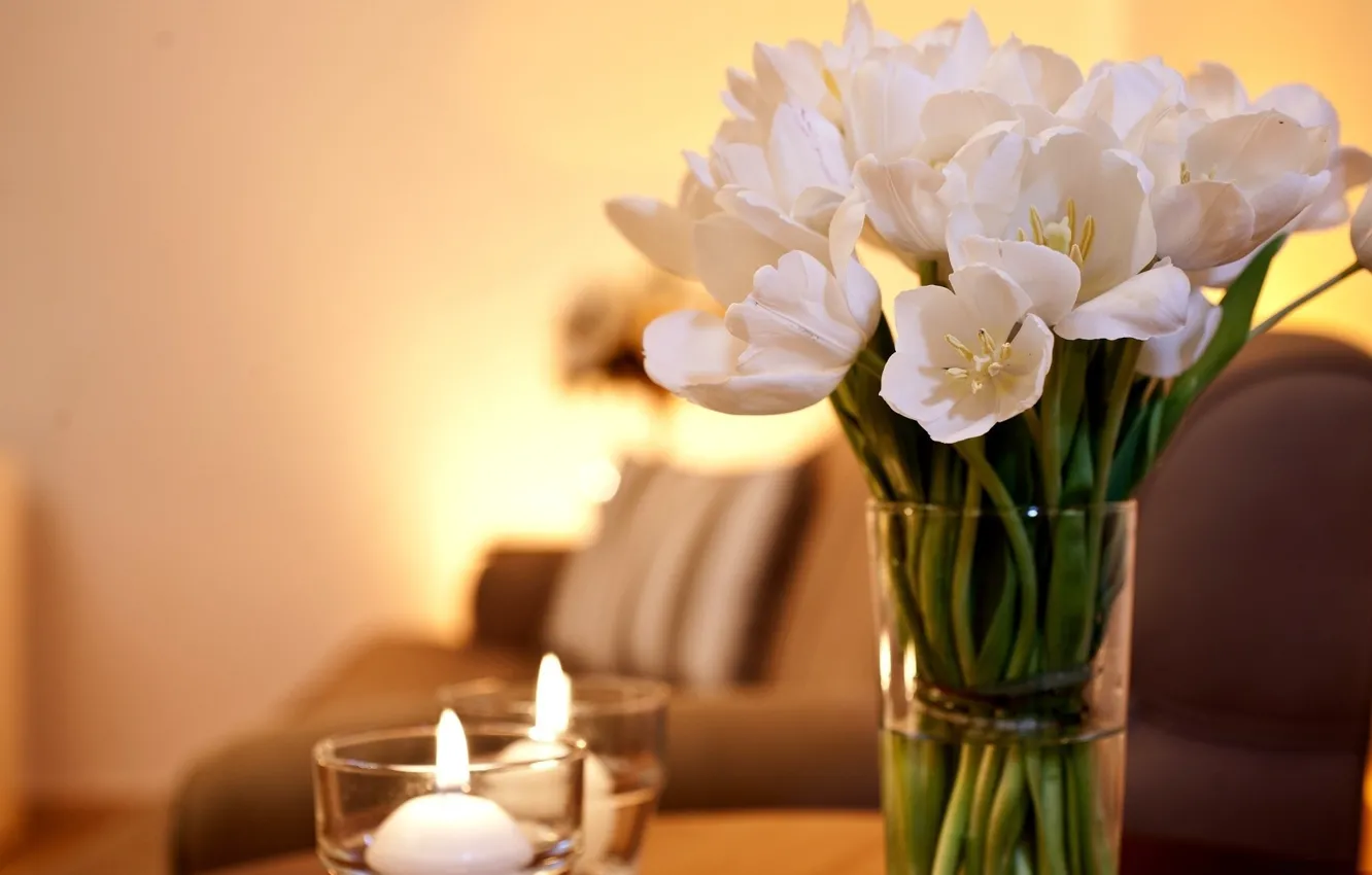 Фото обои свечи, на столе, белые тюльпаны, в вазе
