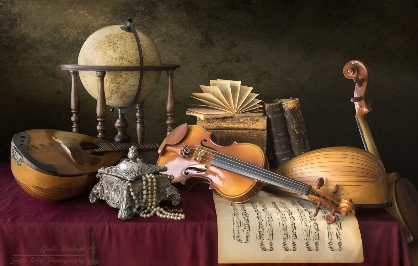 Фото обои ноты, скрипка, книги, ожерелье, шкатулка, натюрморт, глобус, мандолина