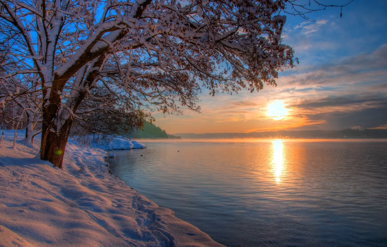 Фото обои небо, солнце, облака, снег, озеро, берег, Зима