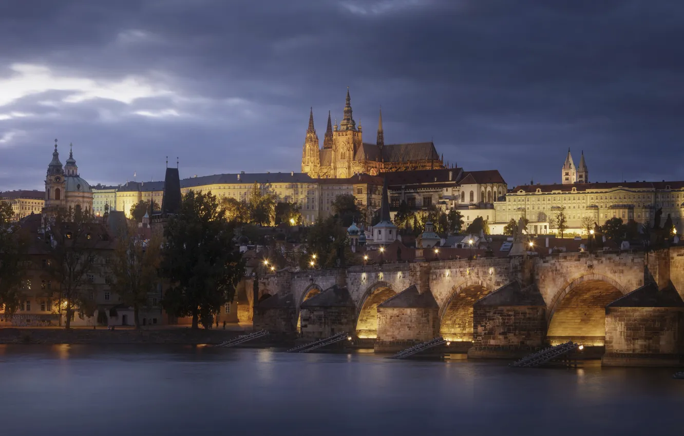 Фото обои город, река, здания, вечер, Прага, Чехия, освещение, башни
