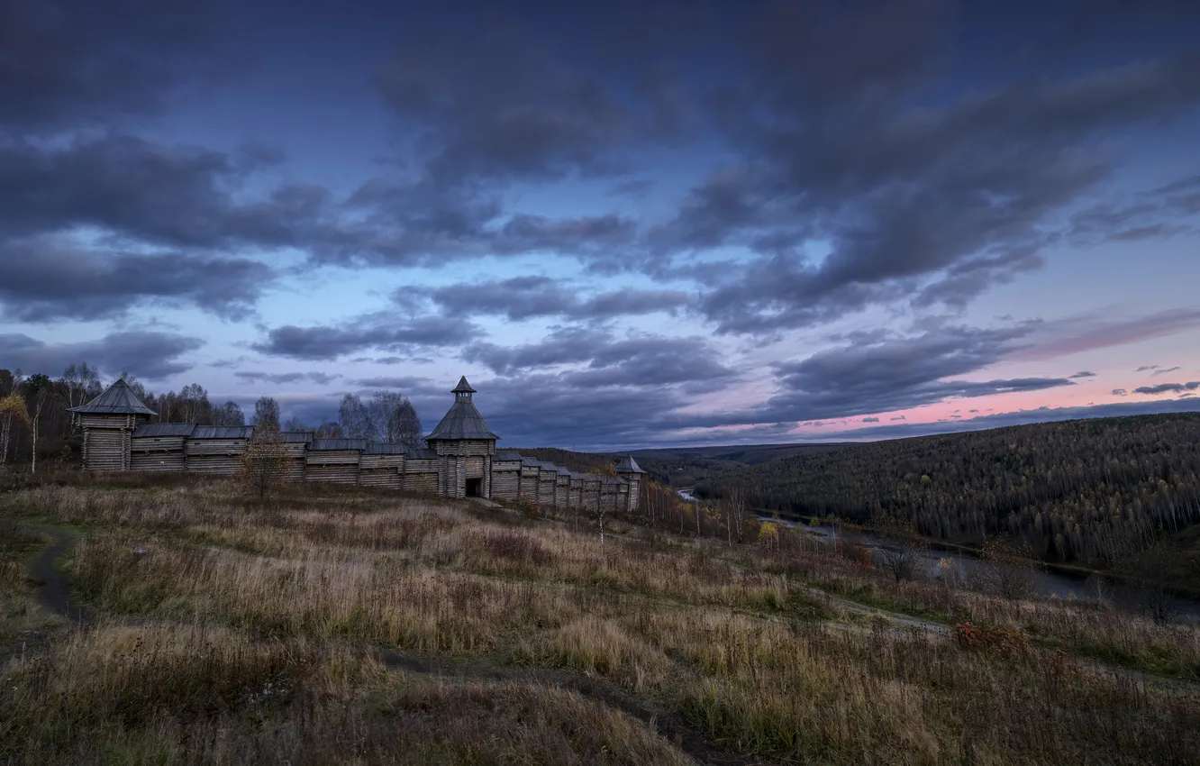 Фото обои облака, старина, горизонт, архитектура, Олег Зверев, деревянные строения, Сердце Пармы