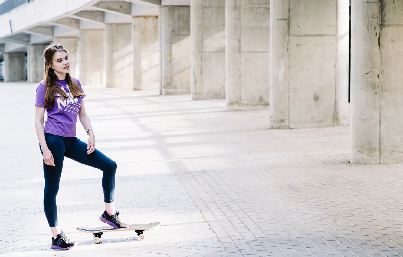 Фото обои girl, beautiful, model, skateboard, leggings, sneakers