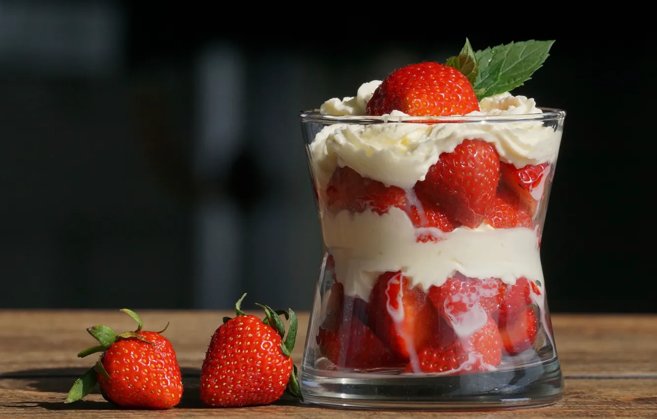 Фото обои стакан, ягоды, сливки, клубника, крем, десерт