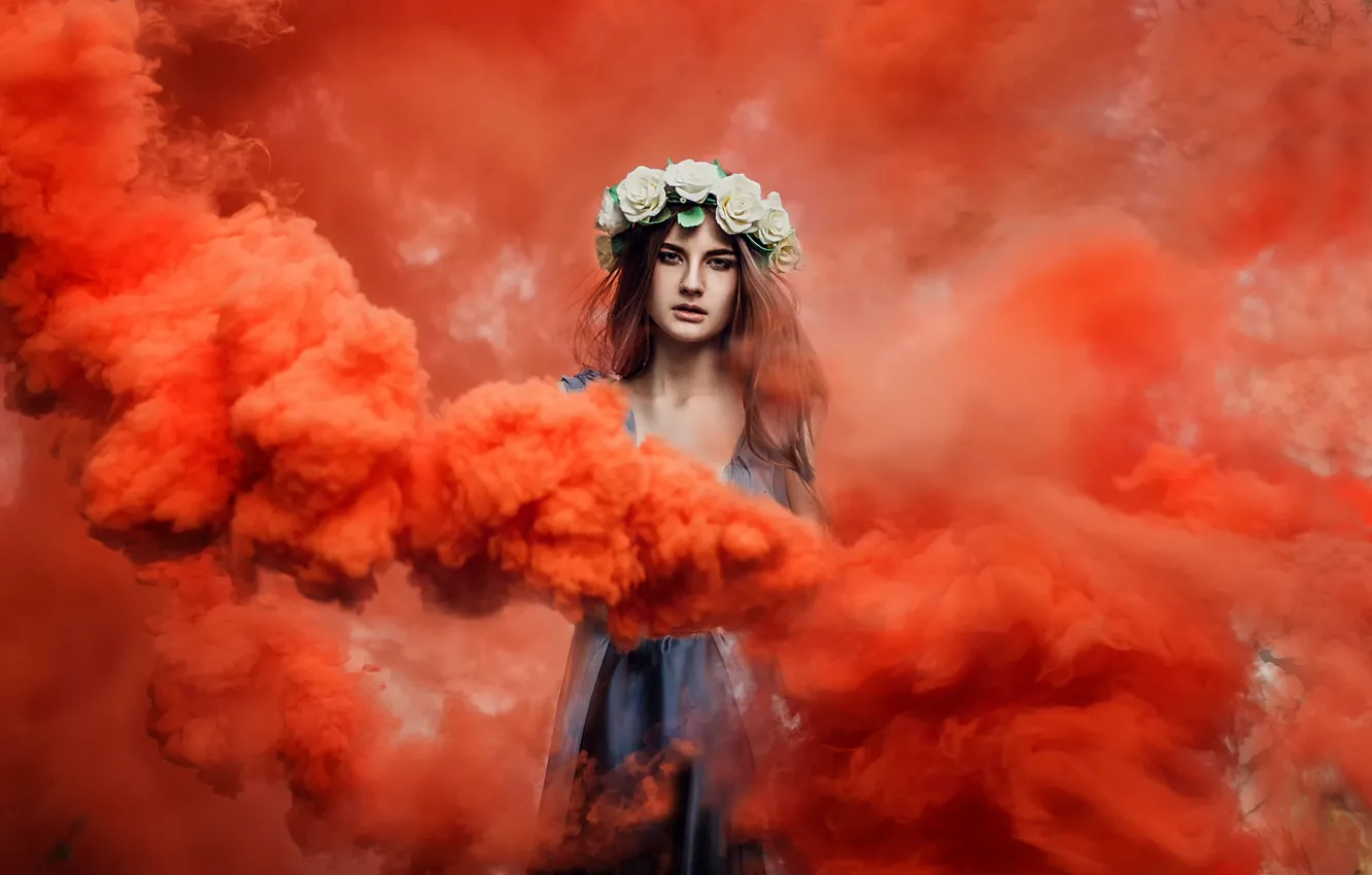 Фото обои девушка, платье, венок, Лиза, красный дым