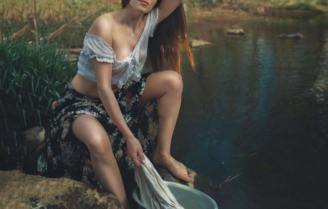 Фото обои девушка, природа, ноги, модель, речка, булыжник, стирка, тазик