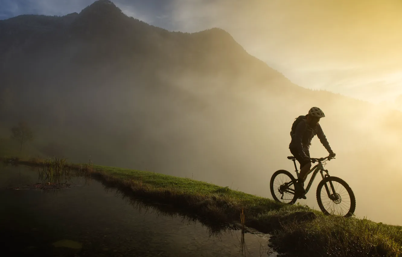 Фото обои горы, туман, утро, велосипедист