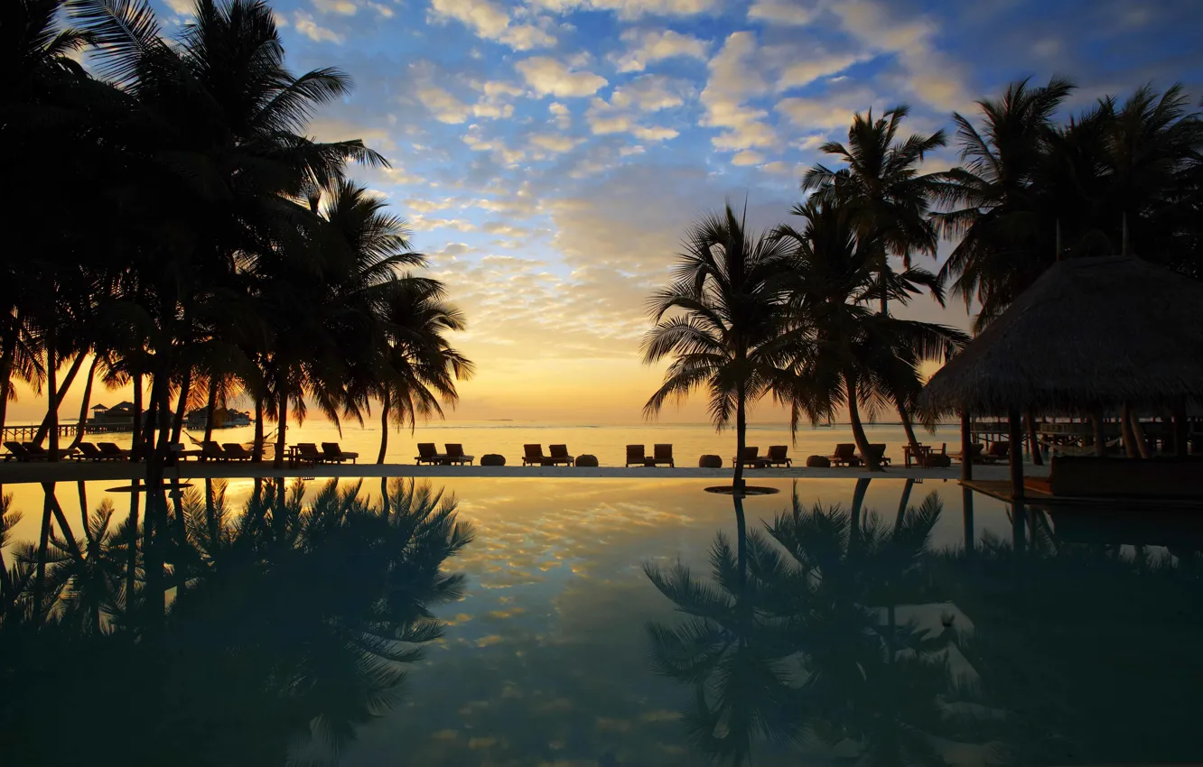 Фото обои пляж, закат, пальмы, океан, вечер, бассейн, Maldives, Gili Lankanfushi Resort