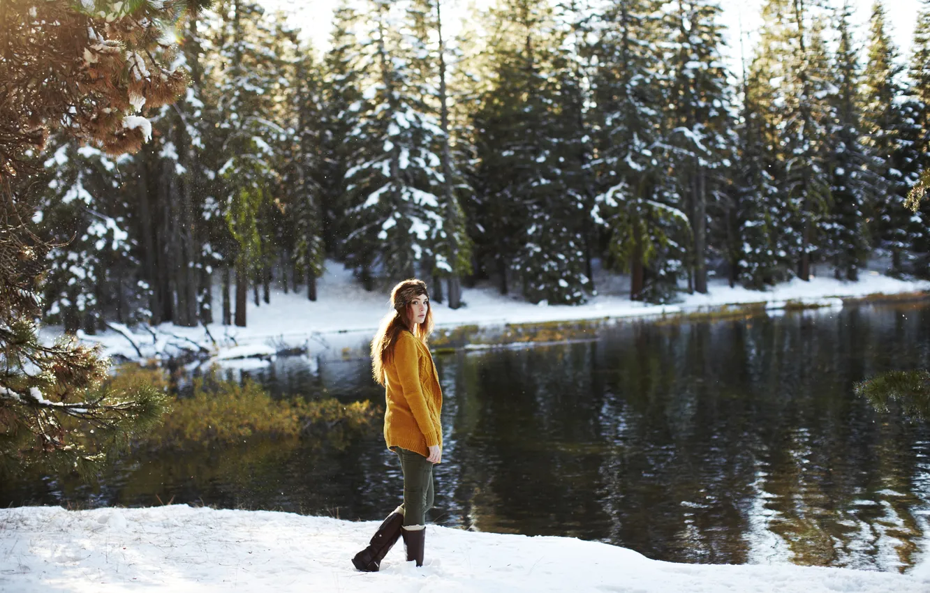 Фото обои зима, вода, девушка, снег, сапоги, рыжая